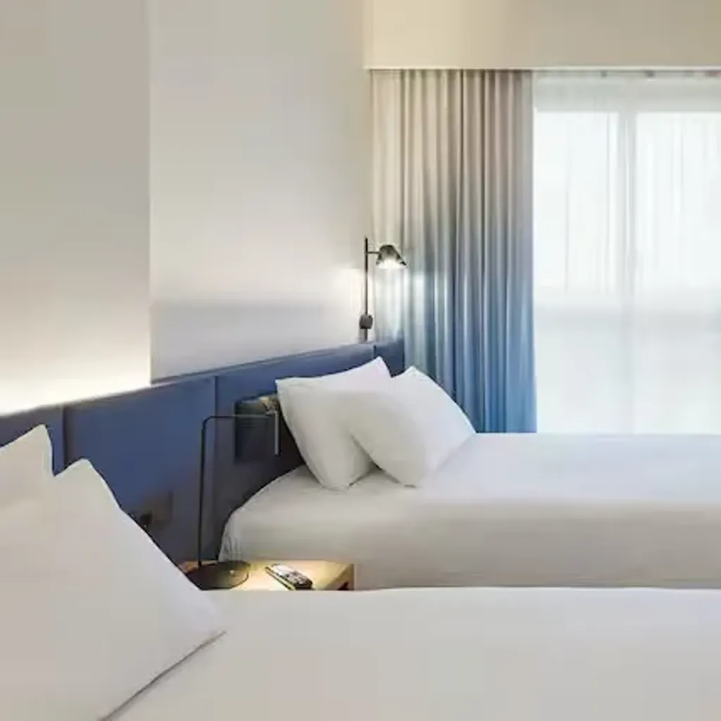 Hampton by Hilton - 8