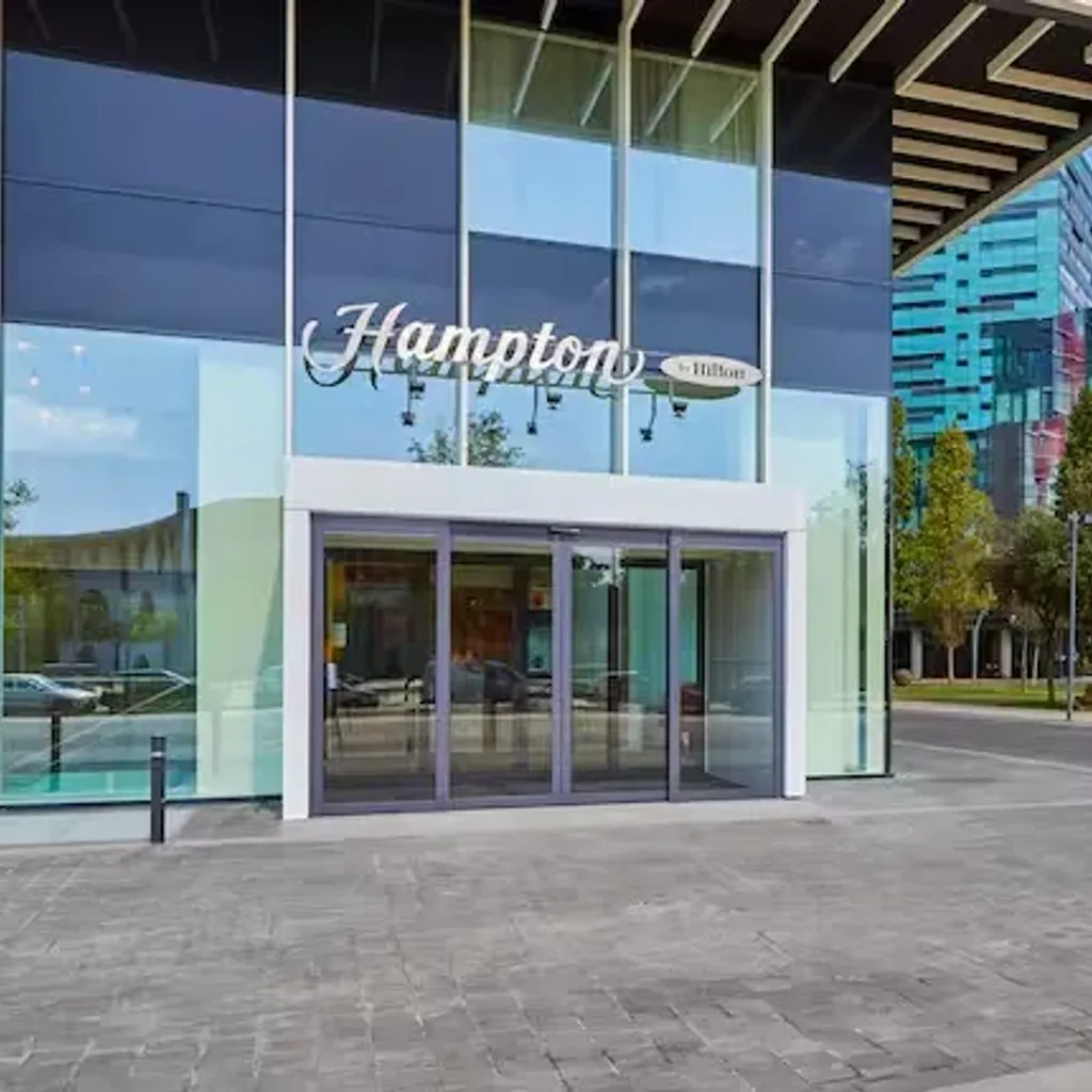 Hampton by Hilton - 4