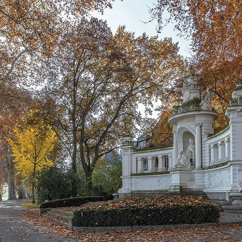 Kaiserin-Augusta-Denkmal - 2